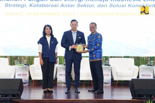 seminar nasional hari jalan 2024 kementerian pu tekankan pentingnya infrastruktur jalan bagi swasembada pangan dan energi WhatsApp Image 2024 12 19 at 14.41.15