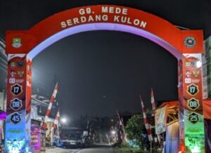 Semarak HUT RI Ke-80, Warga Kampung Mede Serdang Kulon Hias Gapura Hingga Buat Ular Raksasa untuk Karnaval 2 PXL 20250812 164329177.NIGHT 1 e1755946500966