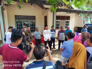 Pemdes Kohod Salurkan 120 Paket Beras Gratis ke Warga dari Dana CSR PIK 2 2 WhatsApp Image 2025 11 24 at 00.09.53